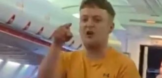 A drunk passenger asked a flight attendant to marry him, and after she refused, he caused a scene on board (3 photos + 1 video)