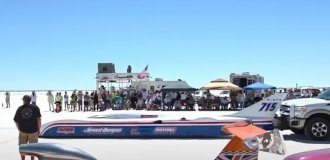 Гонщик погиб при попытке побить рекорд скорости в 756,4 км/ч (2 фото + 1 видео)