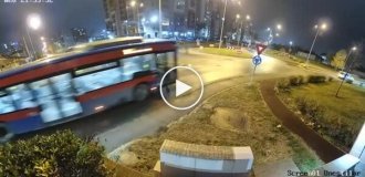 В Румынии легковушка перелетела через две машины и приземлилась на газон