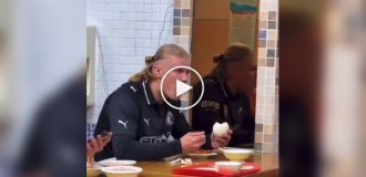 Футболист испугался собственного отражения