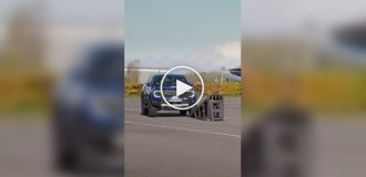 Пикап на двух колесах между столбами