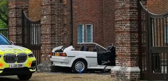 A driver who rammed the gates of the Prime Minister's house was detained in the UK (3 photos + 1 video)