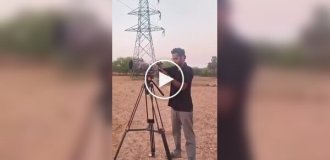 Девушка станцевала на водонапорной башне на фоне заката