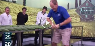 Американец побил рекорд Гиннесса, разломив 65 огурцов за 30 секунд