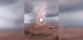 Дрон в центре торнадо