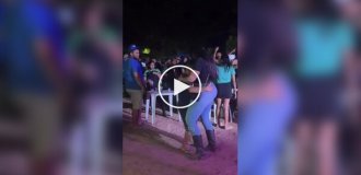 Жінка приєдналася до танцю незнайомця