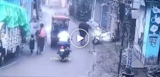 Необычный угон скутера в Индии