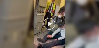 Пьяные китайские чиновники попытались силой попасть на борт самолета