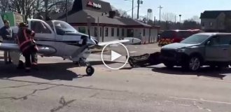 В США самолет задел машины во время экстренной посадки на дорогу