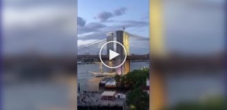 Корабль под мексиканским флагом эпично врезался в Бруклинский мост в Нью-Йорке