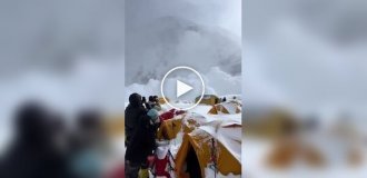 Альпинисты сняли сход лавины на Эвересте