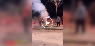 Китаянки не поделили коробку с фейерверками