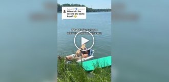 Идем ко дну: парень показал отдых с двумя золотистыми ретриверами
