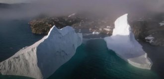 Гигантский айсберг приплыл к деревне в Гренландии (4 фото + 1 видео)