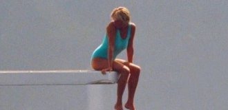 "Surrounded by Luxury, Yet Utterly Alone": 29 Years Since These Iconic Photos of Princess Diana (5 Photos)