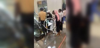 Болезненное знакомство женщины с эскалатором