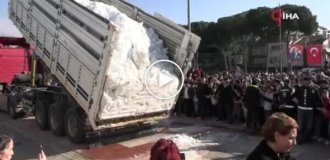 Турецким детям, которые 14 лет не видели снега, выгрузили его из самосвалов