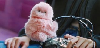 Пушистый робот-компаньон - он пришел на смену Лабубе (2 фото)