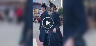 Пара из Китая прошлась по городу в традиционной одежде