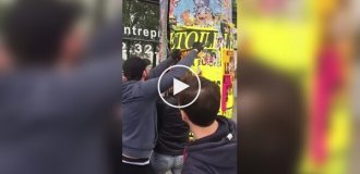 Бумажный пирог из афиш