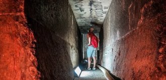 A man crawled through a tunnel into an Egyptian pyramid (3 photos + 1 video)