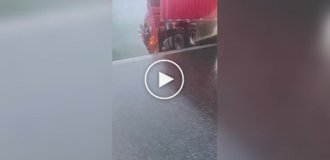 У Китаї водій фури мало не впав із мосту