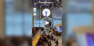 Незвичайний годинник в аеропорту Амстердама