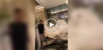 Мощный поток воды снес двери в отеле в Гонконге