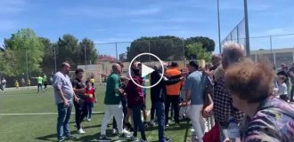 The schoolchildren continued to play football, not paying attention to their parents' fight