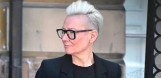 52-year-old flight attendant lost her job because of an "extreme" hairstyle (2 photos)