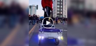 Парень собрал электроскейт в виде машины