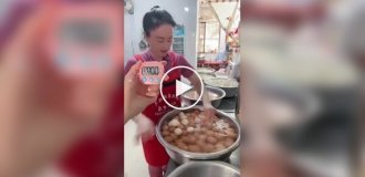 Женщина быстро и легко чистит вареные яйца