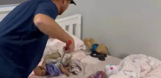 Hiding among toys: parents found a deadly snake in their child's bed (2 photos + 1 video)