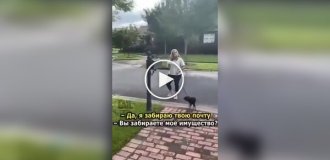 Женщина крадет чужую посылку