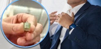 In China, a Passenger Demands 18,000 from an Airline dollars for depression after being pricked by a needle left on a plane (3 photos)