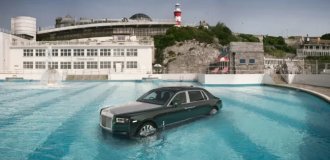 Rolls-Royce Phantom "drowned" in a pool in honor of the 100th anniversary of the model (4 photos)