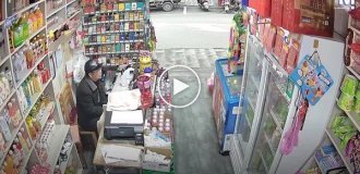 Мавпа обікрала власника магазину, що відволікся.