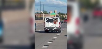 Заключенный в Оклахоме пытался выбраться из тюремного фургона через разбитое окно