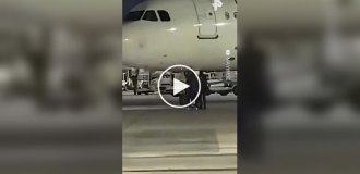 Пасажири вибігли на злітну смугу, намагаючись наздогнати літак