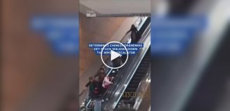 Пенсионерки ошиблись стороной эскалатора