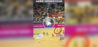 Хлопчик допоміг своєму товаришу по команді