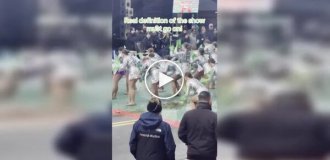 Танцоры на параде выступали прямо на конском навозе