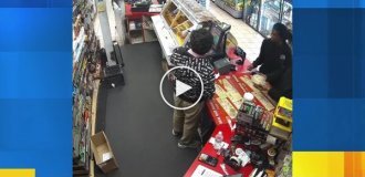 In the US, guys robbed a gas station, threatening the seller with two pythons