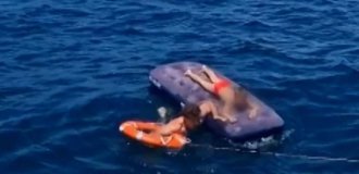 A child was saved in Italy, floating out to sea on an inflatable mattress (4 photos + 1 video)