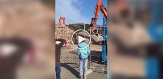 Экскаваторщик вернул детям мяч