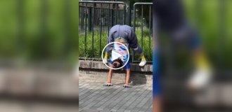 Пожилая китаянка разминается в парке