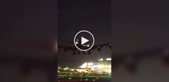Самолет задел двигателем взлетно-посадочную полосу при приземлении