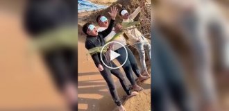 Веселые парни сыграли в популярную игру