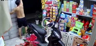 Маленький мальчик незаметно вышел на улицу
