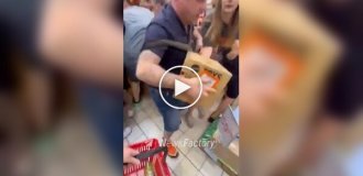 У Варшаві люди виривали товари з рук і били один одного кошиками